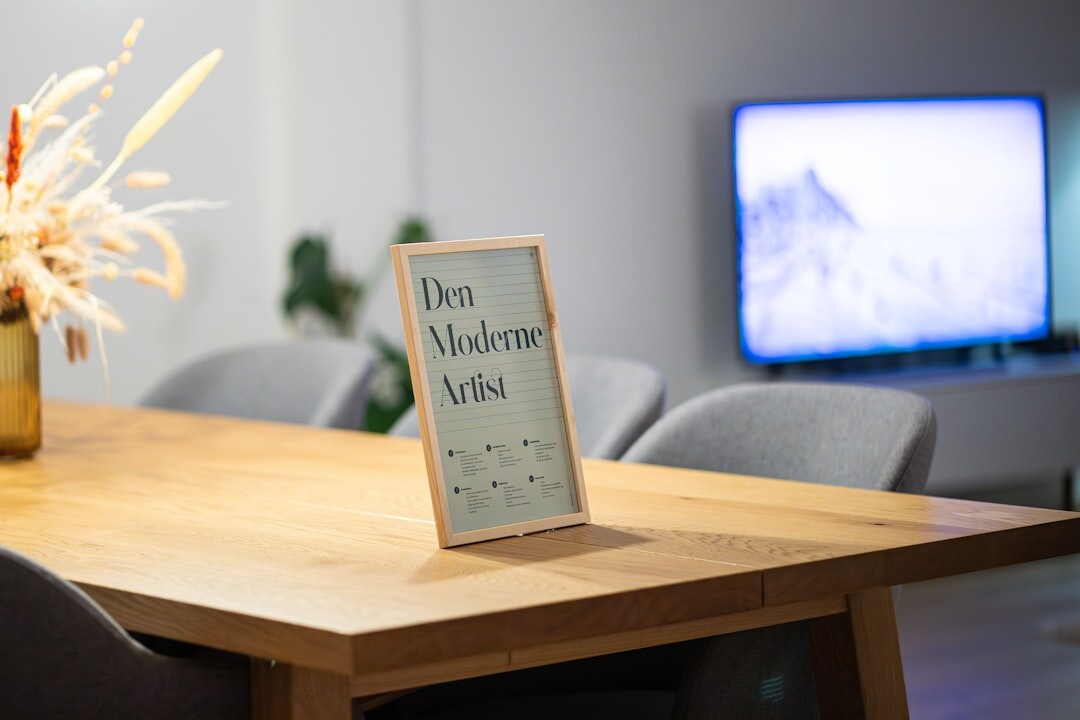 Novinar čita vijesti na tablet uređaju u modernom uredu