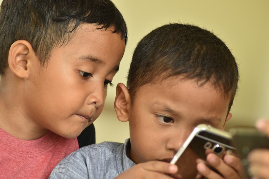 children using smartphones